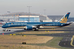 Vietnam Airlines VN-A867 wird zur Parkposition geschleppt in Frankfurt 8.7.2016