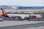 PT-MUH TAM Linhas Aéreas Boeing 777-32W(ER)  zum Gate am 01.08.2016 in Frankfurt