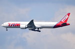 PT-MUJ TAM Linhas Aéreas Boeing 777-32W(ER)  am 06.08.2016 in Frankfurt beim Landeanflug