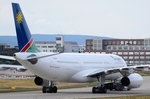 V5-ANP Air Namibia Airbus A330-243  in Frankfurt unterwegs zum Gate am 06.08.2016