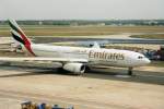 Hier ist ein Airbus A330-200 der Flugesellschaft Emirates zu sehen, der gerade in Frankfurt gelandet ist (gescanntes Bild)