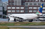 V5-ANP Air Namibia Airbus A330-243   zum Gate am 06.08.2016 in Frankfurt