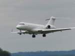 Ein Bombardier BD-700 im Endanflug auf Friedrichshafen. (20.06.2011)