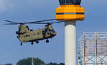 Boeing-Vertol CH-47 Chinook. Hamburg 08.07.2017 beim G20 Gipfel.
Die Boeing CH-47 Chinook ist ein zweimotoriger Transporthubschrauber mit Tandem-Rotoranordnung. Die gegenläufigen Rotoren machen einen vertikalen Rotor am Heck unnötig, so dass die gesamte Triebwerksleistung zum Erzeugen von Auftrieb und Vortrieb genutzt werden kann.