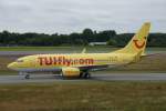 B737-700 der Tui-Fly nach der Landung auf dem Flughafen Hamburg