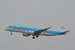 KLM Cityhopper Embraer ERJ-190 im Anflug auf den Flughafen Hamburg Helmut Schmidt am 25.03.18
