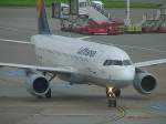 Lufthansa Airbus A320-211 (Zulassung D-AIPY) beim Rollen in Hamburg (11.08.08)   