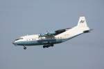 Antonov An-12 der AeroVis Airlines (UR-CFB) im Anflug auf den Flughafen Hamburg, 24.09.2011. 