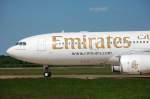 11.05.08 Die A6-EAH A332 von EK, fliegt seine Paxe von Hamburg nach Dubai. (Beim warten aufs Linie-Up)