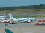 Eine Boeing 737-400 der erst 5 Jahre alten türkischen Charterfluggesellschaft Tailwind - am Hamburg Airport,7.7.13