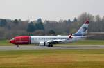 Die Norwegian Boeing 737-800 LN-DYL nach der Landung in Hamburg Fuhlsbüttel am 30.03.14