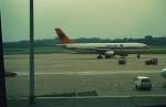 Hapag-Lloyd (HF), D-AHLB, Airbus A 310 C4-203, auf dem Vorfeld HH-Fuhlsbüttel, Foto: 1988, scan vom DIA, diese Maschine wurde am 10.1.1990 von HF übernommen, am 12.7.2000 – Flug 3378 von Kreta nach Hannover – mußte die Maschine wegen Treibstoffmangel in Wien notlanden und verunglückte dabei, Totalschaden, keine Todesopfer.