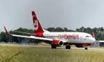 Die Airberlin-Boeing 737-700 mit der Kennung D-ABLD bei der Schubumkehr auf dem Baden-Airpark am 29.05.10 