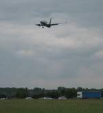 Ryanair-Boeing 737-800 bei der Landung auf dem Baden-Airpark am 31.05.10