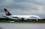 Nachdem der erste Lufthansa-Airbus A380-800 den 1. Teil seines Flugtrainings abgeleistet hatte, machten die 33 Piloten fr eine Stunde Pause. Dann stand der Mega-Liner hier auf einer Abstellflche am Ende der Runway des Baden-Airparks (31. Mai 2010)
