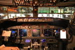 Cockpit einer Boeing 737-800 bei Nacht, vielen Dank hierfür noch einmal an die Besatzung der EI-DWT am 20.9.18
