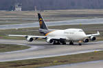 UPS Boeing 747-45EMBCF N579UP rollt zur Parkposition in Köln 5.1.2020