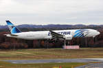 Egyptair Boeing 777-36NER SU-GDM bei der Landung in Köln 13.12.2020