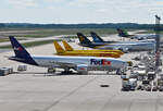 Frachterlinie in CGN mit B 777, B 757, B747 von (die ersten vier) FedEx, DHL, UPS - Flughafen Köln/Bonn - 04.07.2022