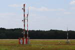 Die Antennenanlage des ILS-Gleitwegsenders f�r die RWY 31R des Flughafens K�ln-Bonn (EDDK).