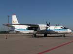 Diese Antonov AN26 der Ukrainian Cargo Airways (UR-UDM) steht in Köln in der Mittagssonne und wartet auf neue Aufgaben.