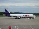 Eine McDonnell Douglas MD-11F (N612FE) von FedEx steht auf dem Flughafen Köln/ Bonn am 10.05.2012.