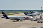 B 777-FS2 (Frachtflugzeug) der FedEx, N883FD und Maersk-Frachtmasch.