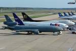 Ein Tankflugzeug MDD KC-10A der USAF, eine B 777-FS2 der FedEx und eine B 747-428F der UPS am Flughafen Köln-Bonn - 19.10.2014