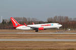 Die aus Marrakesh kommende Maschine der Corendon Airlines mit der Kennung PH-CDF landet am 04.03.2017 auf dem Flughafen Leipzig-Halle.