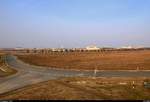 Blick auf das südliche Gelände des Flughafens Leipzig/Halle mit zahlreichen Frachtflugzeugen und dem World Cargo Center. Aufgenommen vom Bahnhaltepunkt Schkeuditz West in der Abendsonne. [25.3.2018 | 18:12 Uhr]