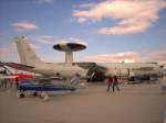 Zu Gast auf dem Flughafenfest in Leipzig/Halle 2007 die AWACS NATO-OTAN 90446 LX-N,beeindruckend der Radar-Dom auf dem Rcken des Flugzeuges,im Vordergrund eine BOLKOW-Junior D-EGIC