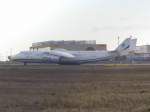 02.11.12 / UR-82060 - das Weltgrößte Transportflugzeug am LEJ