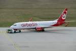 Boeing 737 (D-ABMS) von Air Berlin wird zum Start vom Flughafen Leipzig/Halle geschoben. 04.04.2015
