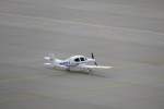 Eine private Cirrus SR22 G2 (N442TT) rollt zum Start. LEJ 04.04.2015 