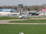 Ein privat Jet in Mannheim der zur Landebahn rollt am 03.04.11 von einen Gehweg durch den Zaun fotografiert