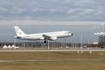 Airbus A 320 von Condor Flugdienst am 03.November 2012 kurz vor der Landung auf dem Airport Mnchen.