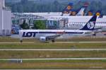 LOT Polish Airlines, SP-LII, ERJ 175LR rollt in MUC zum Start nach Warschau (WAW) 01.07.2013