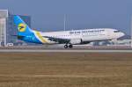 UR-GAX / Ukraine Int'l. / B737-4Y0 bei der Landung in MUC aus Kiev (KBP) 01.02.2014
