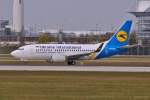 UR-GBC / Ukraine Int'l. / B737-5L9(W) rollt in MUC zum Start nach Kiev (KBP) 31.03.2014