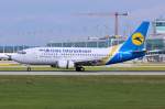 UR-GAZ / Ukraine Int'l. / B737-55D bei der Landung in MUC aus Kiev (KBP) 18.08.2014