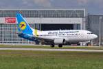 UR GAW / Ukraine Int'l. / B737-5Y0(W) bei der Landung in MUC aus Kiev (KBP) 28.08.2014