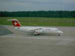 Avro RJ85 der Swiss rollt Richtung Startbahn. Aufgenommen im Juli 2008.
