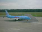 Boeing 737-800 der Tuifly, noch in den Farben der Hapagfly , rollt Richtung Runway.