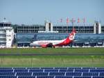 Boeing 737-700 (D-ABBW) der Air Berlin macht sich am 10. Mai 2008 auf den Weg vom Flughafen Saarbrcken nach Berlin-Tegel; hier beim Verlassen der Parkposition vor Terminal 1 des Saarbrcker Airports.