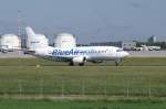 Eine Boeing 737-33A der Blue Air mit der Kennung YR-BAA aufgenommen am 30.05.09 am Stuttgarter Flughafen. 