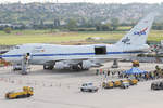 N747SP Boeing 747SP-21 17.09.2019 Anlässlich eines Pressetermins beim letztjährigen Besuch wurde die Luke für das fliegende Teleskop SOFIA der NASA und des DLR am Boden aufgefahren, rechts im Bild ist das Kamerateam des SWR noch zu erkennen.