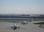 Eine SunExpress-Boeing 737-800, eine Delta-Boeing 767-300 und eine Condor-Boeing 757-300 warten am 24.04.10 auf die Startfreigabe