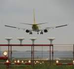 TUIfly-Boeing 737-700 bei der Landung in Suttgart am 02.06.10 
