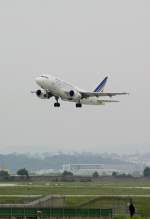 Start eines Air France-Airbus A318 auf dem Stuttgarter Flughafen am 02.06.10