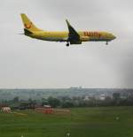  TUIfly 2223, continue on final 26, wind 180 degrees, seven knots. 

Eine Boeing 737-800 der Ferienfluggesellschaft TUIfly ist klar zum zum  Touch-down  auf dem Stuttgarter Flughafen am 02.06.10
Das Foto wurde mit einer Canon EOS 450D gemacht.